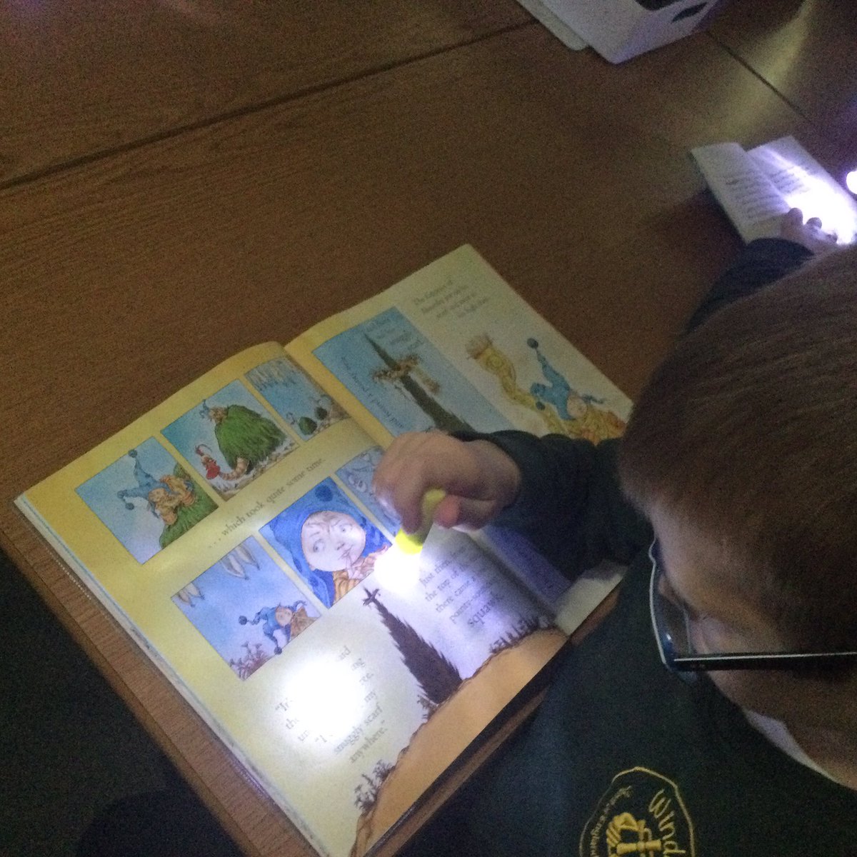 Y2Windmill's tweet photo. Reading is always more fun in the dark! 🔦 https://t.co/tZlNwW3PwH