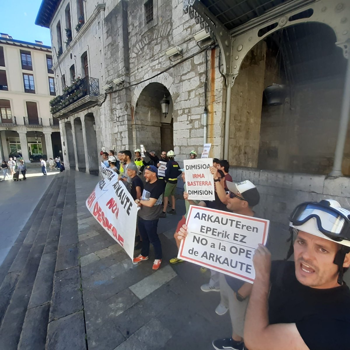 Algunos compañeros han estado hoy en Llodio pidiendo una vez más que no se vuelva a repetir una OPE de bomberos organizada por Arkaute.

Que no vuelvan a jugar con nuestro esfuerzo y nuestro trabajo para mantener sus chiringuitos.

IRMA BASTERRA Y ALBERTO AMENABAR DIMISIÓN!