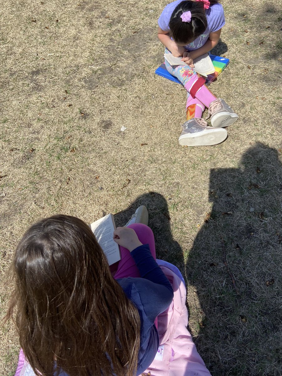 BPSHAWKS2's tweet photo. Grade 2 - Reading, working on reading strategies and enjoying the Spring air. #BPSHawks2
#BPSHawkslearn
#BPSHawksrock
#WeareCBE https://t.co/nFTZIvXJm7