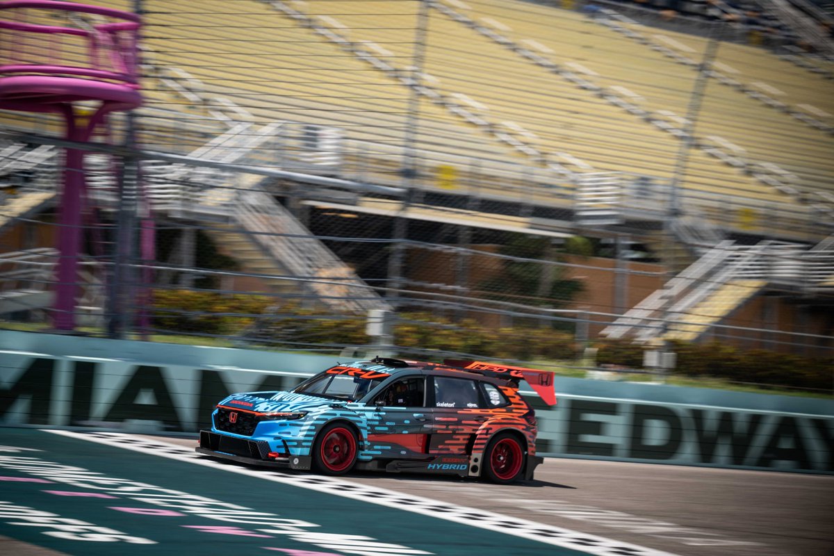 𝘼 𝙗𝙚𝙖𝙨𝙩 𝙙𝙧𝙞𝙫𝙞𝙣𝙜 𝙩𝙝𝙚 𝙗𝙚𝙖𝙨𝙩 😈

<a href="/Max33Verstappen/">Max Verstappen</a> &amp; <a href="/redbullracing/">Oracle Red Bull Racing</a> joined us in Miami for some laps in the <a href="/Honda/">Honda</a> CRV-Hybrid Racer!

Max was able to get up to speed quickly with some tips from a helpful Canadian 😁

#PoweredByHonda // #F1