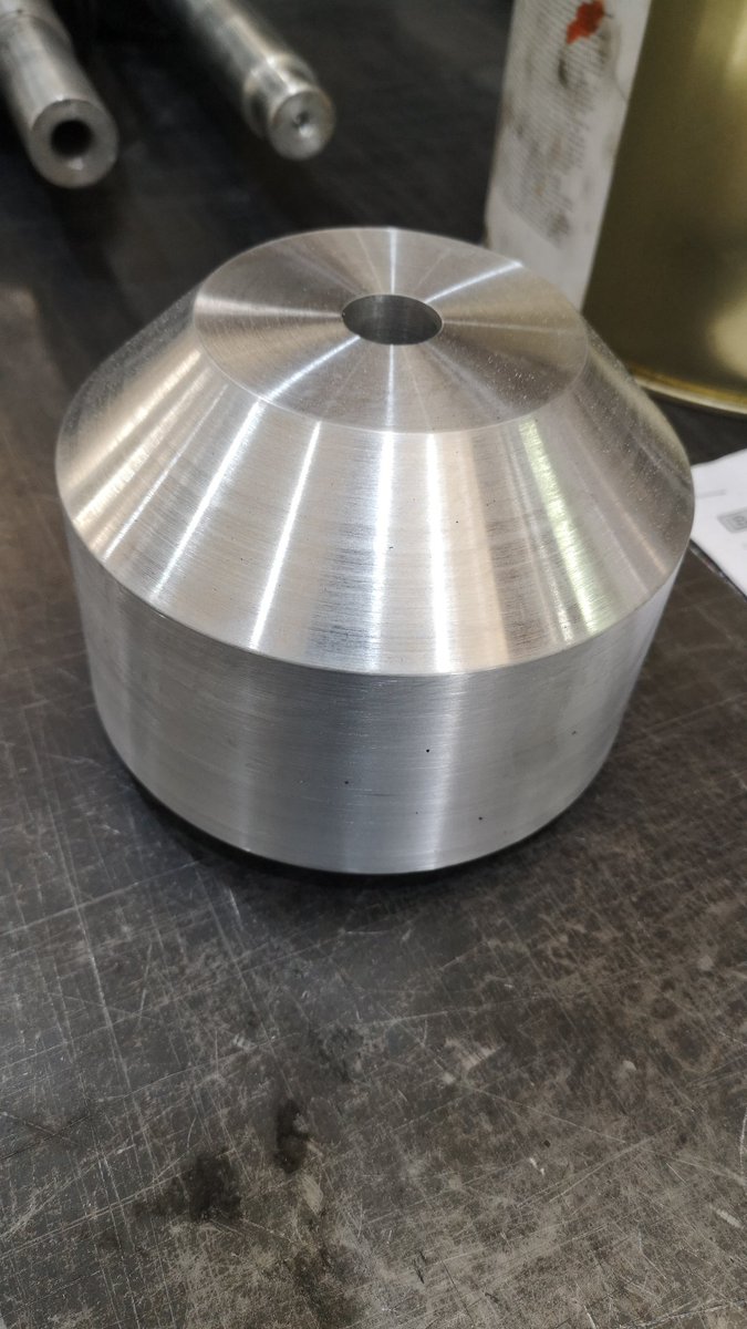 Manu_Roldan's tweet image. Mecanizar aluminio siempre está guay. Una pieza grande pero sencilla, ángulo del cono 90°.
Torno convencional Pinacho SP210.

#mecanizado #torno #pinacho