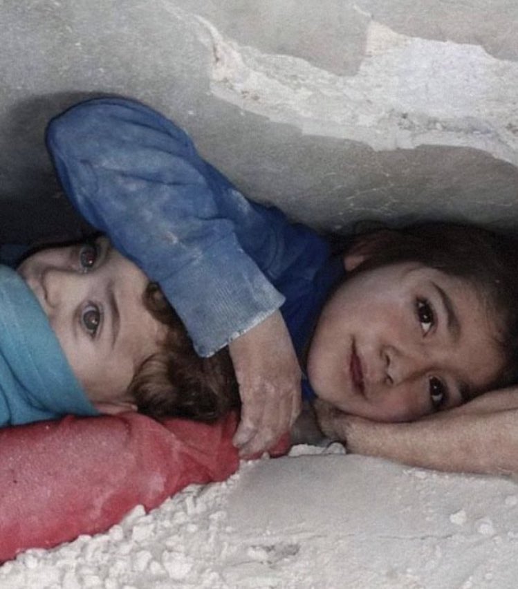 Remember the photo of the young Syrian girl protecting her brother, after the earthquake on February 6th,
The siblings Jinan Sari and Abdul-Fatah spent 22 hours squashed in the rubble of their home before being pulled out
#Earthquake #Muslim #TurkeyEarthquake