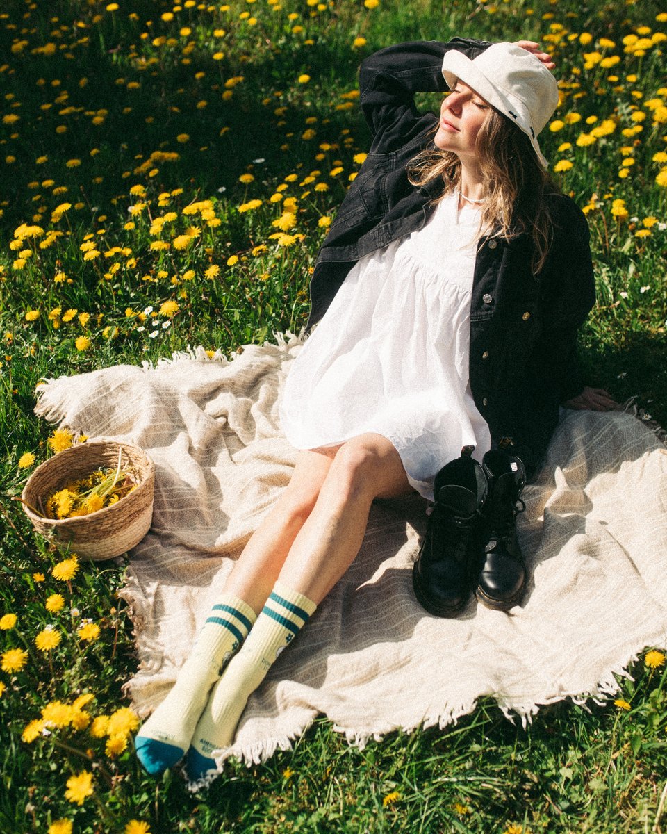 AmericanSocks's tweet image. Bloom and Shine 🌼 Livin' la Primavera!
Warm days call for shorter pants. It's time to show your #Sockgame. Don't miss the wave, +40 fresh looks just dropped on our site! 🌊🧦