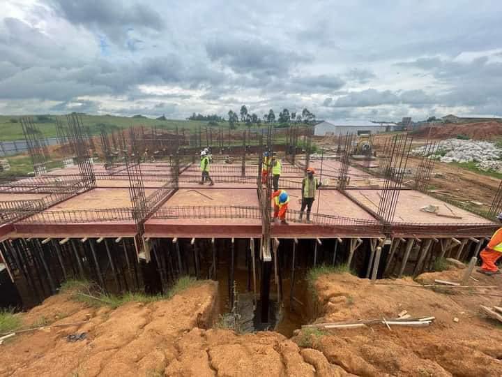 midimu_cd's tweet photo. #ESU : Le President Tshisekedi, se conformant à ses promesses de campagne, travaille à l’amélioration des conditions de vie et d’apprentissage des étudiants Congolais. En images, la construction de l’Université de Bunia. #Midumu, les œuvres en béton!  💪 

📸 externes #DT https://t.co/90NbKOLtsR
