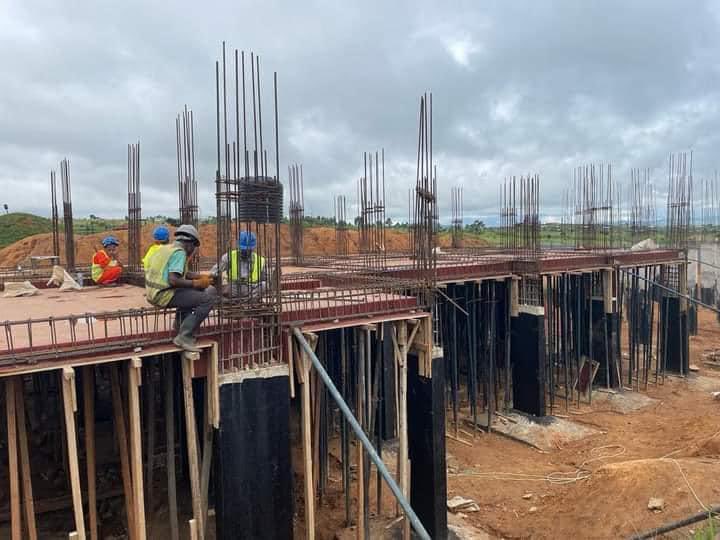 midimu_cd's tweet photo. #ESU : Le President Tshisekedi, se conformant à ses promesses de campagne, travaille à l’amélioration des conditions de vie et d’apprentissage des étudiants Congolais. En images, la construction de l’Université de Bunia. #Midumu, les œuvres en béton!  💪 

📸 externes #DT https://t.co/90NbKOLtsR
