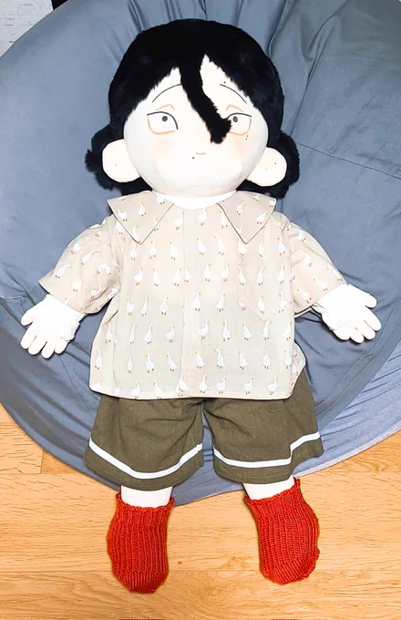 赤い靴下が映える生地でシャツ!