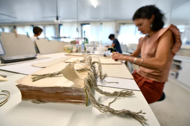 Chantier d'exception, international... La Reliure du Limousin, à Malemort, attire et motive les jeunes.
lamontagne.fr/brive-la-gaill…