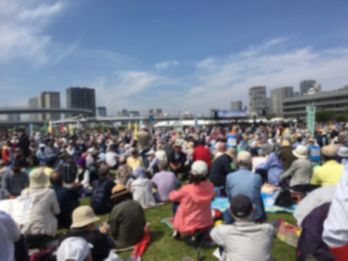 kato_komae's tweet photo. 昨日の5月3日は有明防災公園で開催された憲法大集会に今年も参加。今年は憲法21条の幟を持っていきました。昨年と同じデモコースを東京テレポート駅近く���で歩きました。憲法21条の集会、結社、表現の自由は民主主義社会における重要な人権の一つです。＃憲法21条 ＃集会・結社の自由 ＃表現の自由 https://t.co/7uinkmko99