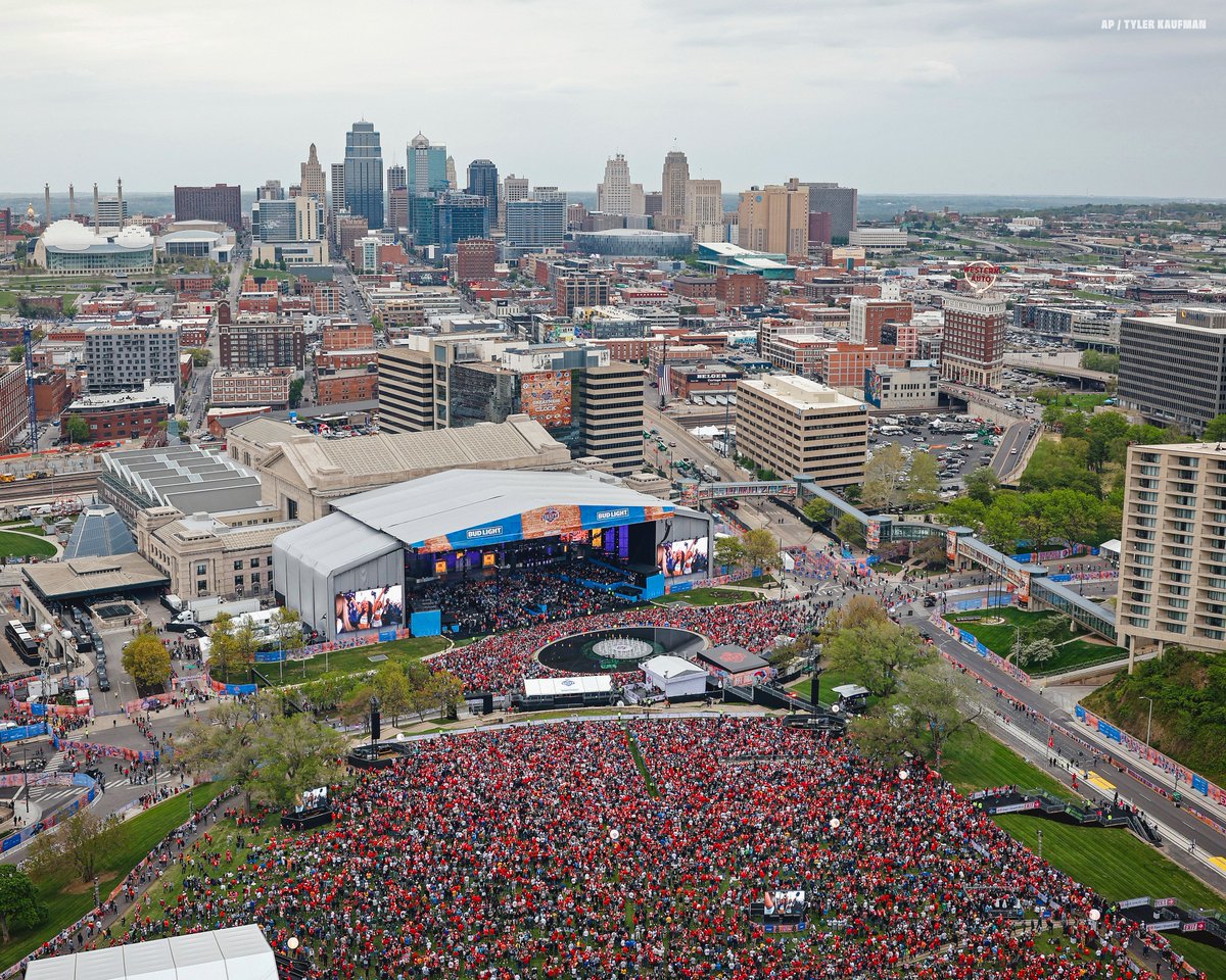 Chiefs's tweet photo. We really did that, KC 💯 https://t.co/1ILh4sZ1cB