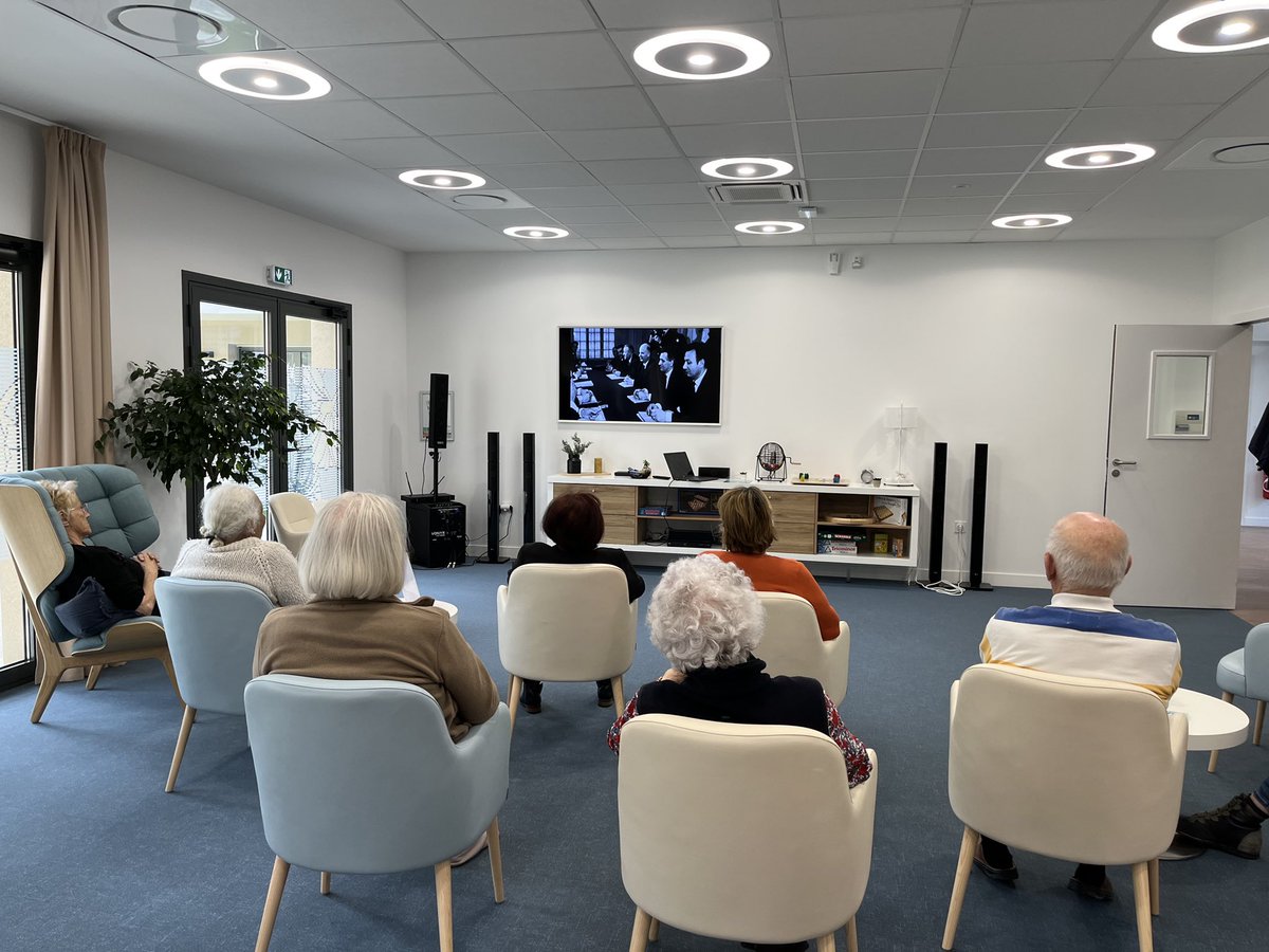 SenAngers's tweet photo. 📰 Raconte moi ton mai 68 💬 

Après avoir visionné un #documentaire sur #mai 68, nos résidents ont  évoqué chacun leur tour ce qu’ils ont vécu durant cette période. C’était un beau moment de #partage à la résidence @SenAngers 🤝 https://t.co/uru267pXCg