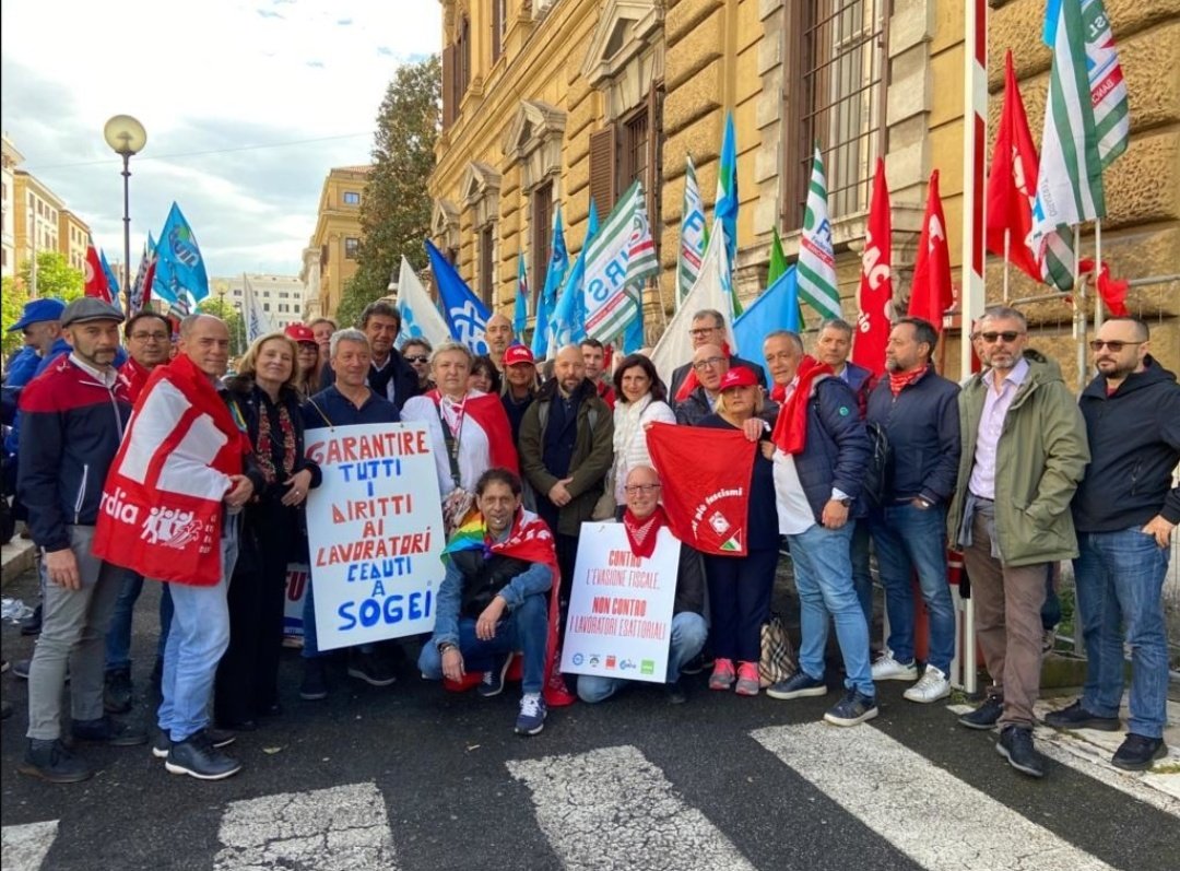 riccardo_sanna's tweet image. Dopo il presidio unitario #ADER sotto il @MEF_GOV e l'inaccettabile comportamento del #GovernoMeloni
ci rivolgeremo al #Parlamento per chiedere il dovuto confronto sulla cessione del ramo ICT a Sogei.
✊️ Non ci fermeremo!
bit.ly/44uX185