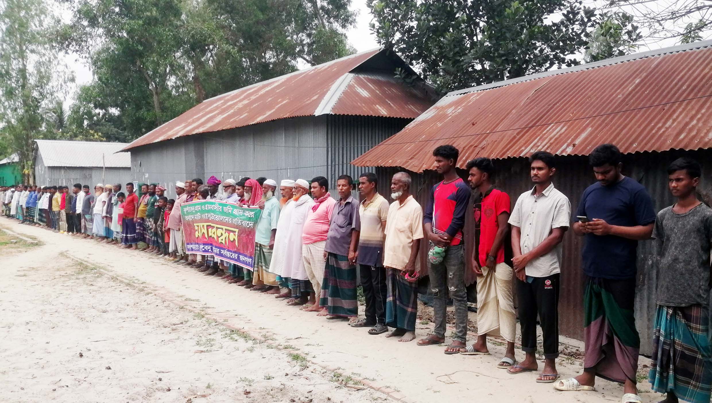 টাঙ্গাইলে ফসলি জমির মাটি কাটার প্রতিবাদে মানববন্ধন