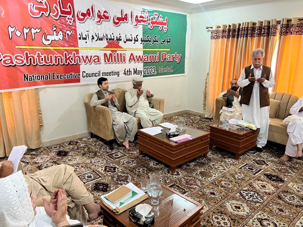 MukhtarEsapzai's tweet photo. د پښتونخوا ملی عوامی ګوند د مرکزي ایګزیکټو کونسل غونډه د ګوند د چیئرمېن ګران خوشال خان کاکړ او د شریک چیئرمین محترم مختار خان یوسفري پهٔ صدارت کې پهٔ اسلام اباد کې دوام لري. پهٔ غونډه کې د پښتونخوا ملي عوامي ګوند د مرکزي ایګریکټیو د غړو پرته صوبائي صدران او صوبائي سيکټریان هم ګډون لري.