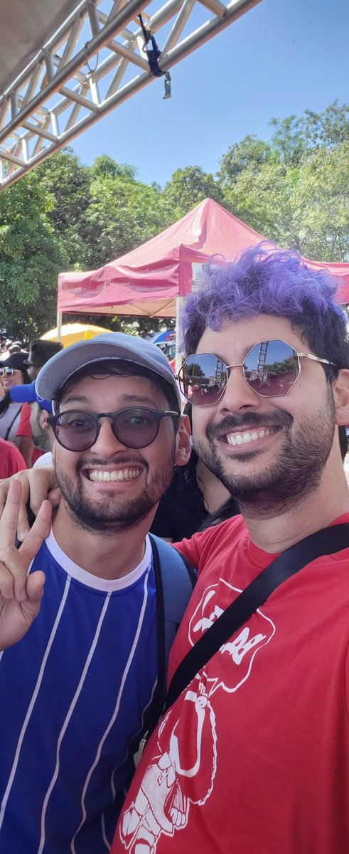 sugarmelodyy's tweet image. com uma fã me parando @Lucmatsil2 #sinpro #grevedosprofessores