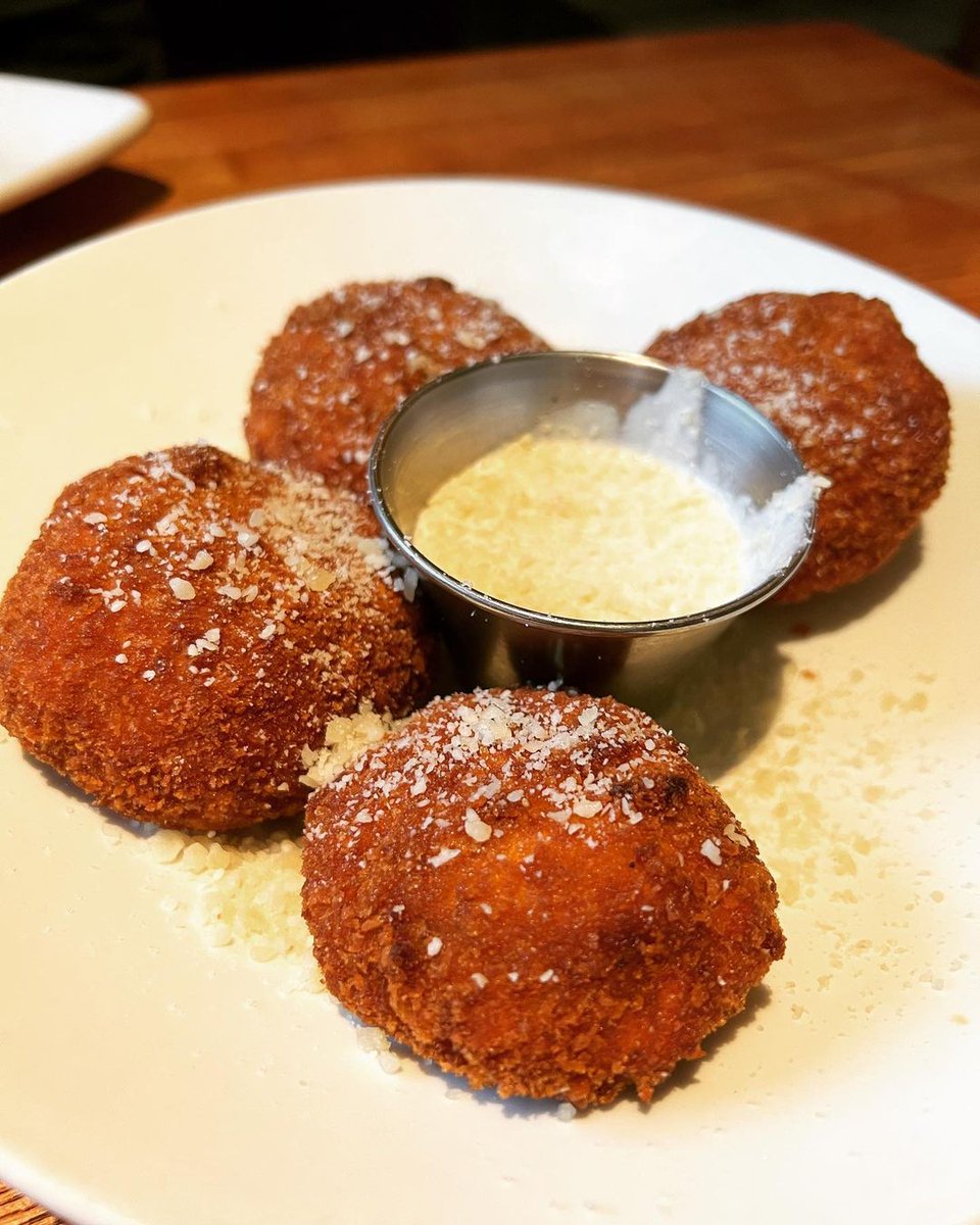 Houlihans's tweet photo. May the 4th be with you! Celebrate Star Wars Day with our signature 'shrooms. They're the perfect way to fuel up before heading to the galaxy far, far away. 📸 www.instagram/karenssizzleandspice #Houlihans #HouFaves #MaytheFourthbewithYou #StarWarsDay https://t.co/qKDsvuUoGt