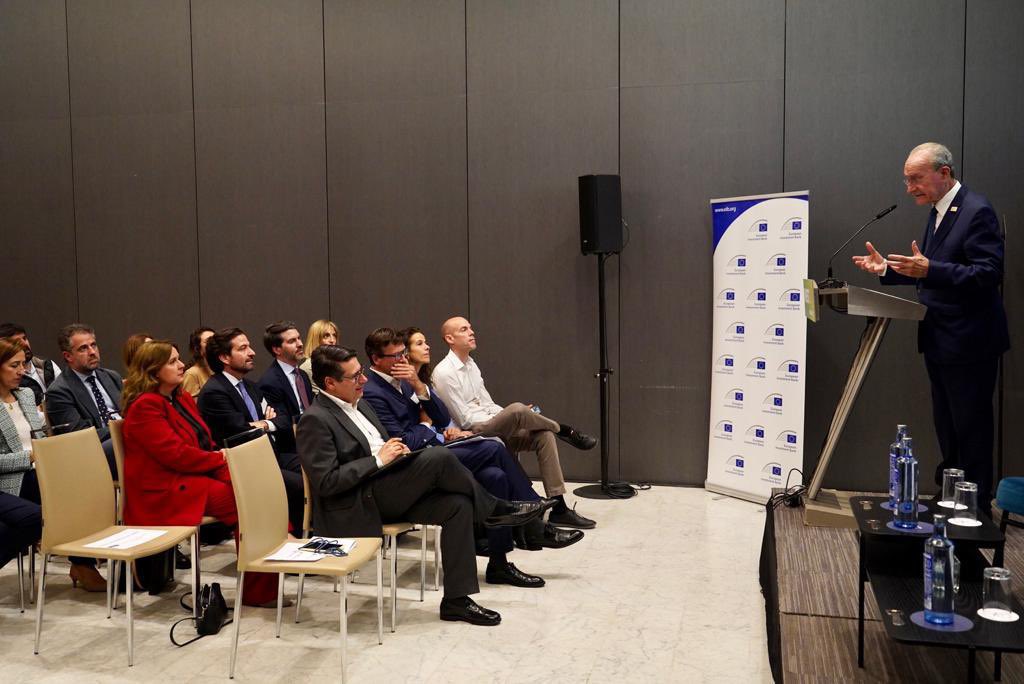 El alcalde, <a href="/pacodelatorrep/">Paco de la Torre</a>, acompañado de los ediles de Economía, <a href="/carlosmconde/">Carlos Conde</a>, y Promoción de la Ciudad, <a href="/rsanchezmlg/">Rosa Sánchez</a>, ha asistido al inicio de la jornada ‘Implementación del Programa InvestEU España Inversión en Crecimiento e Innovación’ del Banco Europeo de Inversiones <a href="/EIB/">European Investment Bank</a>