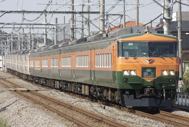 緑の185といえば…。 それは紛れもなくヤツさ #みどりの日なので緑色の車両を貼る