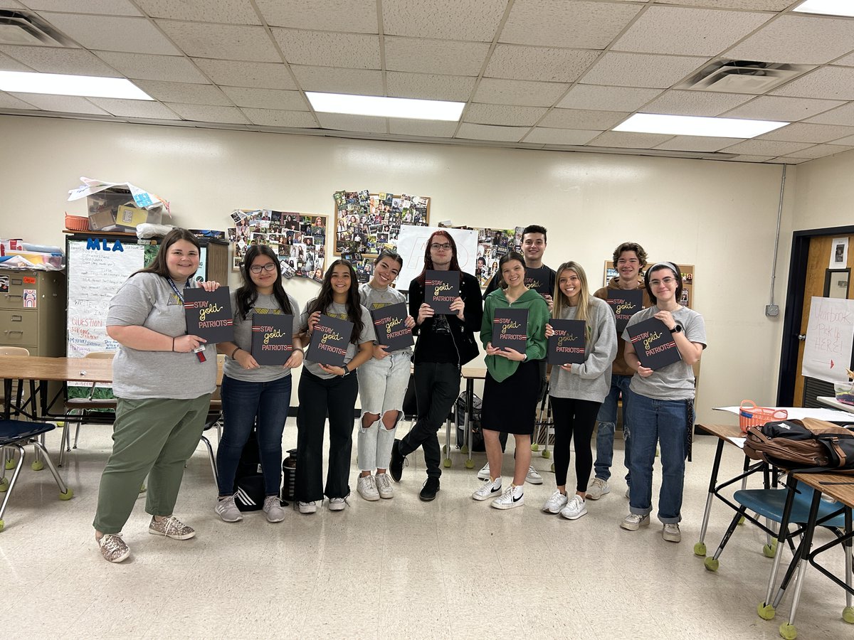 msbcarlson's tweet photo. Happy Yearbook Distribution Day! We are here in E7 and look forward to seeing you pick up your books! @OaklandRCS https://t.co/5cDBZWg98Y
