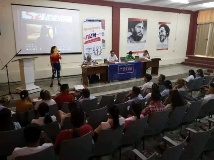FEEM_Cuba's tweet photo. Patentizaron 🤩 los estudiantes de la #FEEMdeCuba 💙 en Manzanillo, Granma un espacio con nuevas visiones 😌 por un mejor futuro #AquíConCuba, bajo la identidad 🤓 estudiantil desde su Asamblea Municipal. https://t.co/k4qI4TbV2v