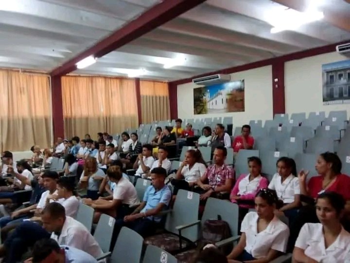 FEEM_Cuba's tweet photo. Patentizaron 🤩 los estudiantes de la #FEEMdeCuba 💙 en Manzanillo, Granma un espacio con nuevas visiones 😌 por un mejor futuro #AquíConCuba, bajo la identidad 🤓 estudiantil desde su Asamblea Municipal. https://t.co/k4qI4TbV2v