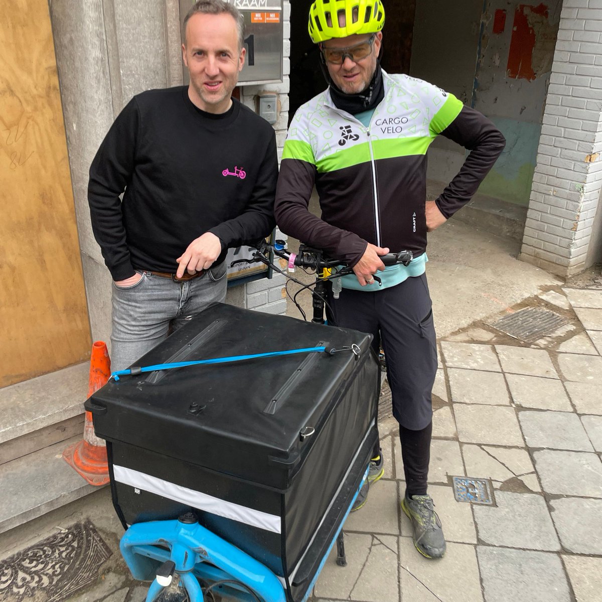 wflorizoone's tweet photo. Heads-up naar Dirk van @VFietskoeriers die vanaf deze week samenwerkt met @cargovelo in Leuven.
Heb (lang geleden) hem af en toe vervangen of meegefietst op vrijdag. Tofste job ever.
Alle succes nu voor de upscale, Leuven is er klaar voor!
#stadsdistributie #CycleLogistics https://t.co/gBb40dLnw7