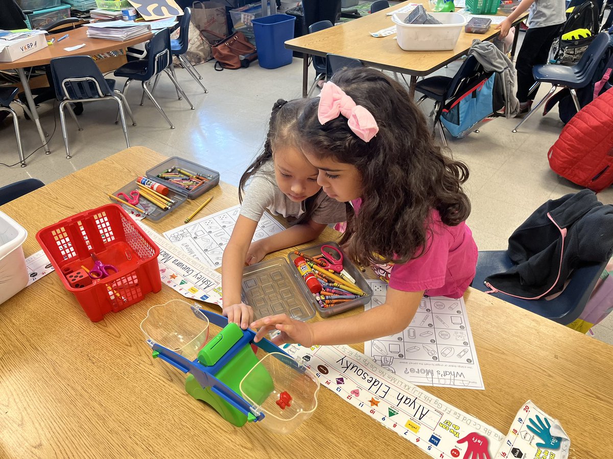 MrsSitlerFHES's tweet photo. We’ve been working hard this week on measuring length and weight. #FHHighlights https://t.co/SmeaFHDr17