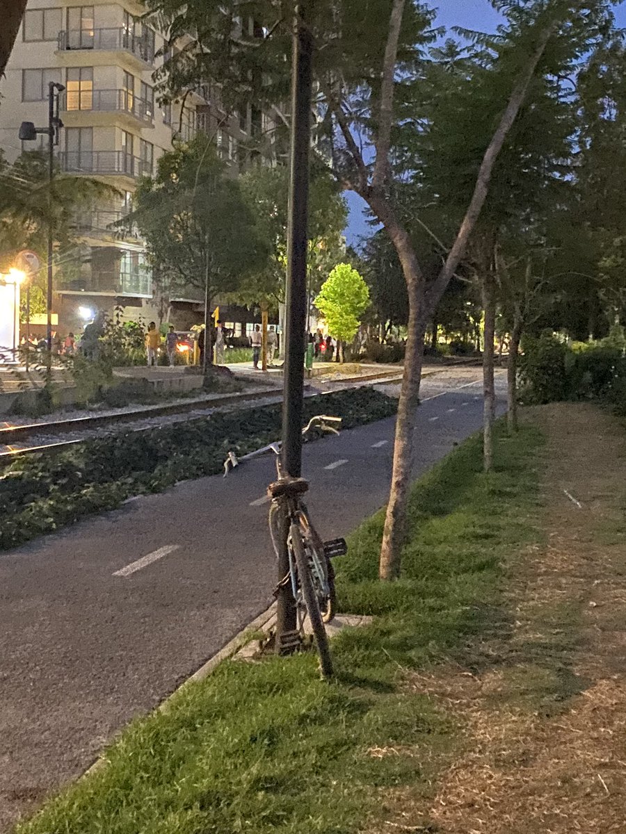 Claugom11's tweet photo. Desde el 23 de abril dejaron esta bici con cadena en este poste parque lineal FCCC y Prolongación Molier y hasta el día de hoy está ahí, ya desvalijada, ojalá las autoridades hagan algo para quitarla. @OlaMHmx @AlcaldiaMHmx @MHcesac @mauriciotabe https://t.co/18R1yvgCO1