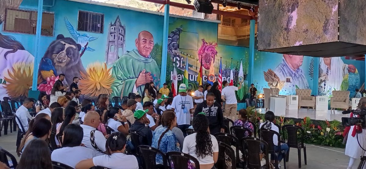 @RCNMedellin944 en #Caicedo con mi compañero <a href="/joseloaiza/">Jose Loaiza</a>. Nos enorgullece difundir la Cumbre Internacional de la #Noviolencia. El Occidente antioqueño abre las puertas a líderes y lideresas que siguen apostando por políticas de paz y convivencia.