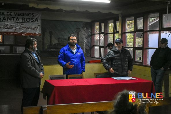 municipiobulnes's tweet photo. Alcalde confirma asfaltado de cerca de 8,5 km desde puente Las Raíces hacia la comuna de Bulnes.🛣️🏡 https://t.co/7SpkcIBhvq