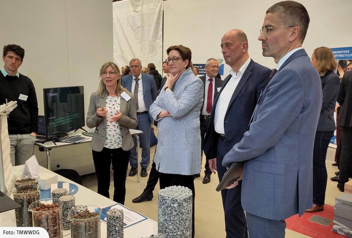 tmwllr_th's tweet photo. Bundesbauministerin @klara_geywitz informierte sich heute in Weimar über Thüringer Forschungsaktivitäten rund um das klimafreundliche Bauen. 🌱👩‍🔧Minister @WTiefensee warb um Unterstützung des Bun­des beim Ausbau des Forschungsschwerpunkts.
Mehr dazu: https://t.co/M5KWlPFwBe https://t.co/Jsr74sLn8C