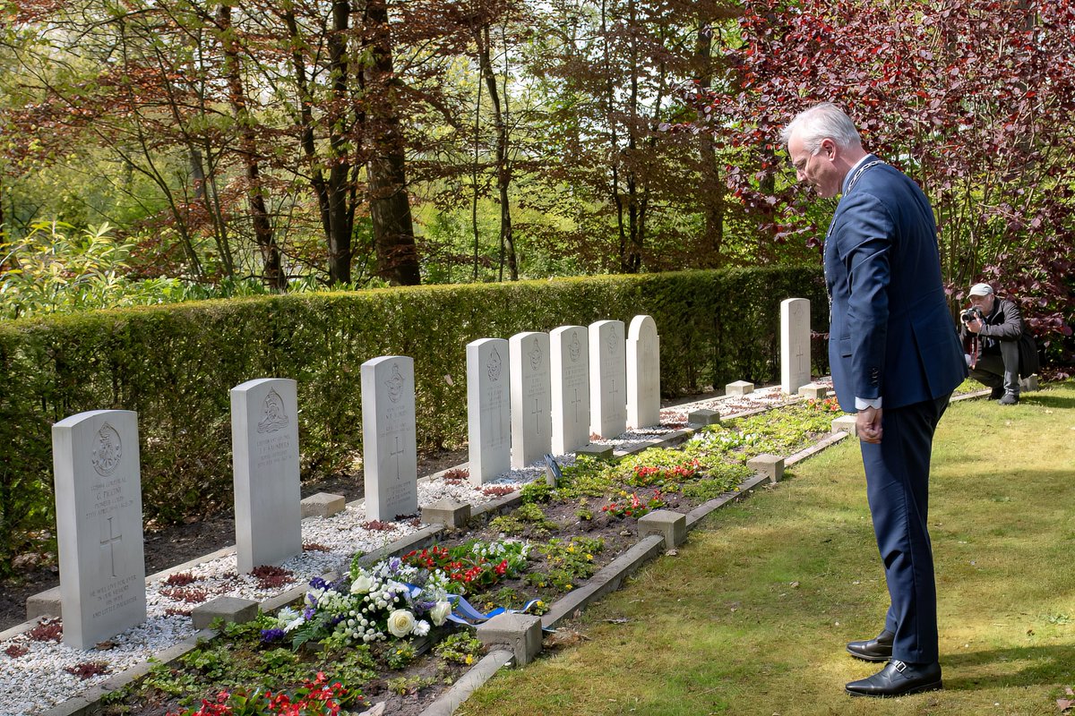 Elk jaar blijft het indrukwekkend om de bloemlegging te zien bij zowel de Joodse begraafplaats als de militaire begraafplaats op de algemene begraafplaats in Almelo. Deze plekken vertellen ons veel over de gruwelijkheden van oorlog.

#4mei #opdatwijnooitvergeten #almelo