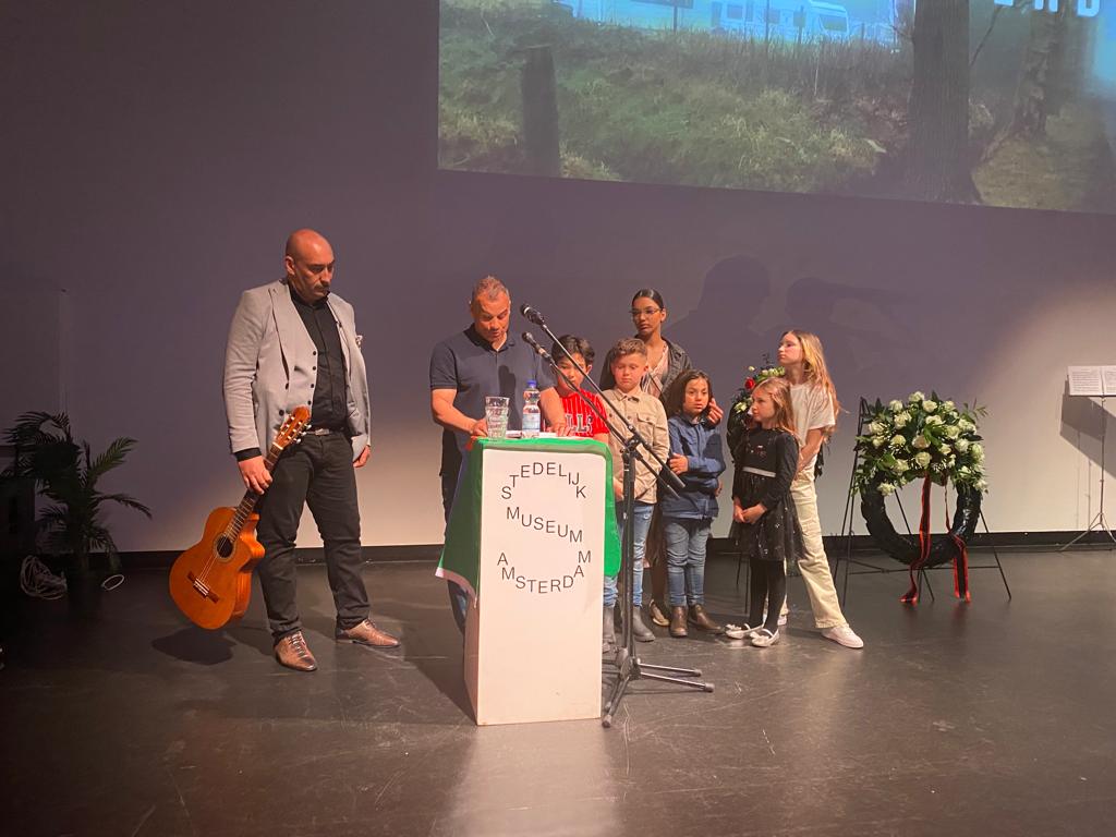 Vanmiddag werden bij het Sinti- en Romamonument op het Museumplein in Amsterdam de Sinti- en Romaslachtoffers herdacht. Vanavond staan we ook bij hen stil tijdens de Nationale Herdenking.