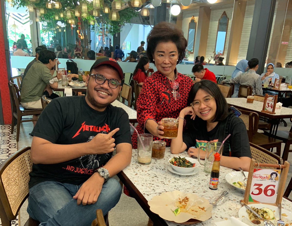 valeribj's tweet photo. Bu Rudy yang lagi trending di twitter ini bukan sosok yang sulit ditemui di kedainya. Kecuali pas wayah wonge arisan ta nyusul putune les. https://t.co/gllFY3J6Ky