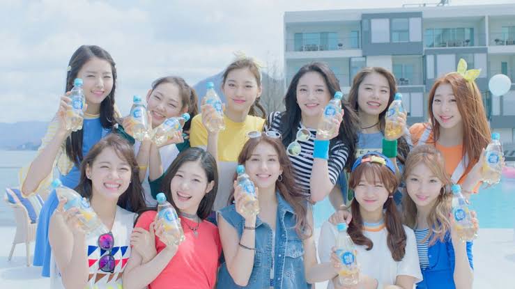 kkimsejeong's tweet photo. Happy 7th anniversary, uri gongjunimdeul! ๐ซถ
#์์ด์ค์์ด #IOI #7YearsWithIOI https://t.co/YIjl6C3hue