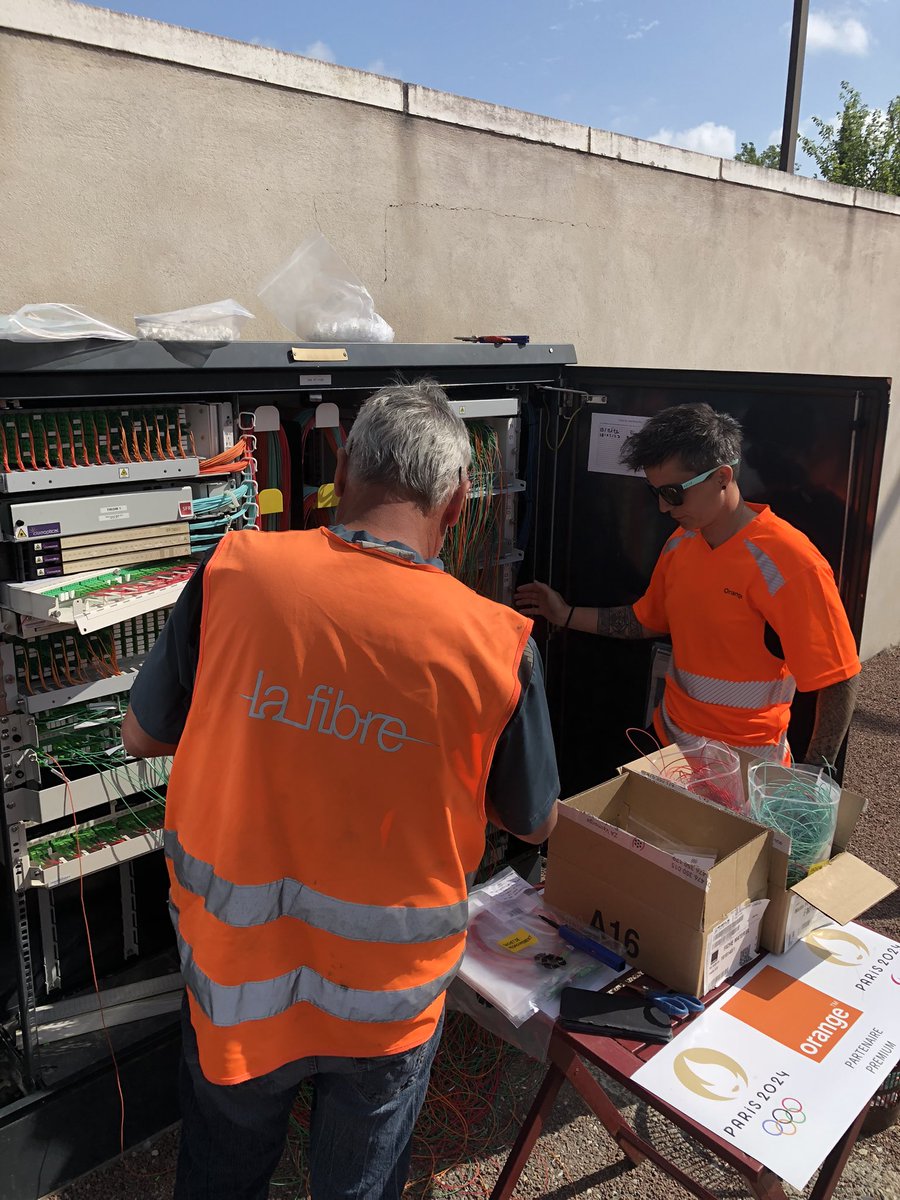 SebAudra's tweet photo. En Occitanie, une centaine d’armoires de #fibre optique en « plat de nouilles » sont remises en conformité chaque mois par @OrangeOccitanie.

Ce type d’intervention dure en moyenne 3 jours et coûte à Orange entre 1 200 et 2 000 euros par armoire. https://t.co/78Nw49QkSW