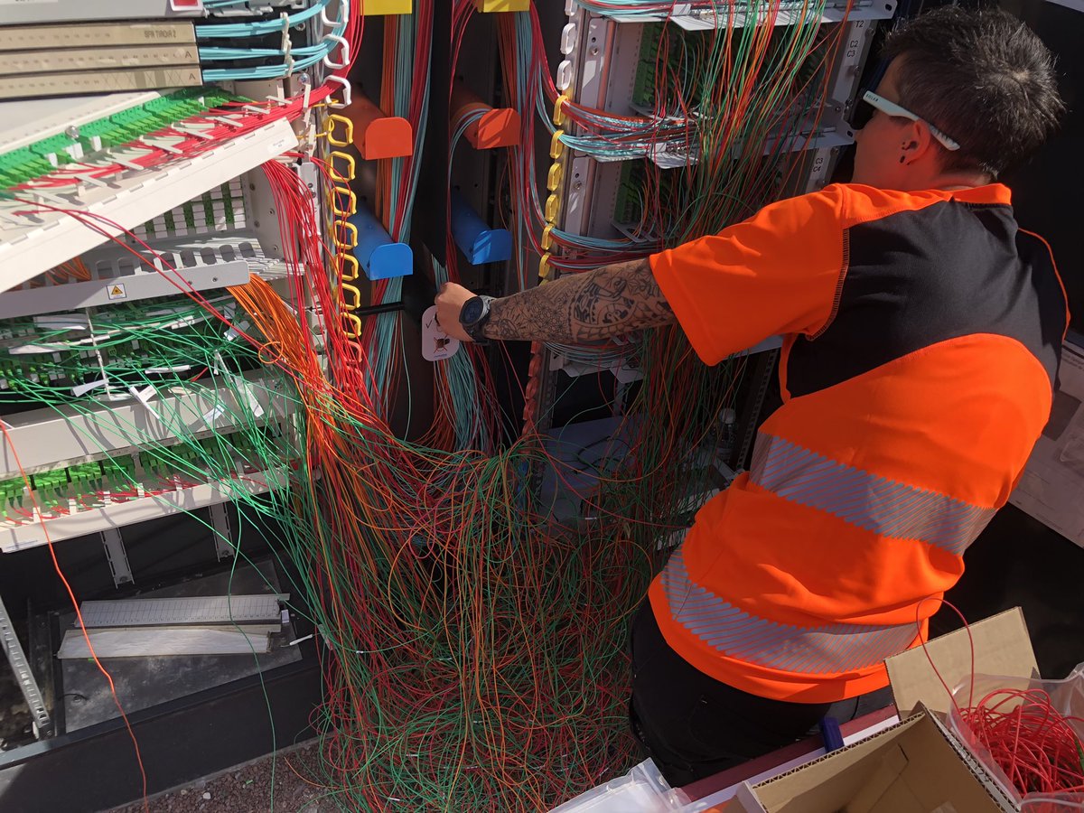 SebAudra's tweet photo. En Occitanie, une centaine d’armoires de #fibre optique en « plat de nouilles » sont remises en conformité chaque mois par @OrangeOccitanie.

Ce type d’intervention dure en moyenne 3 jours et coûte à Orange entre 1 200 et 2 000 euros par armoire. https://t.co/78Nw49QkSW