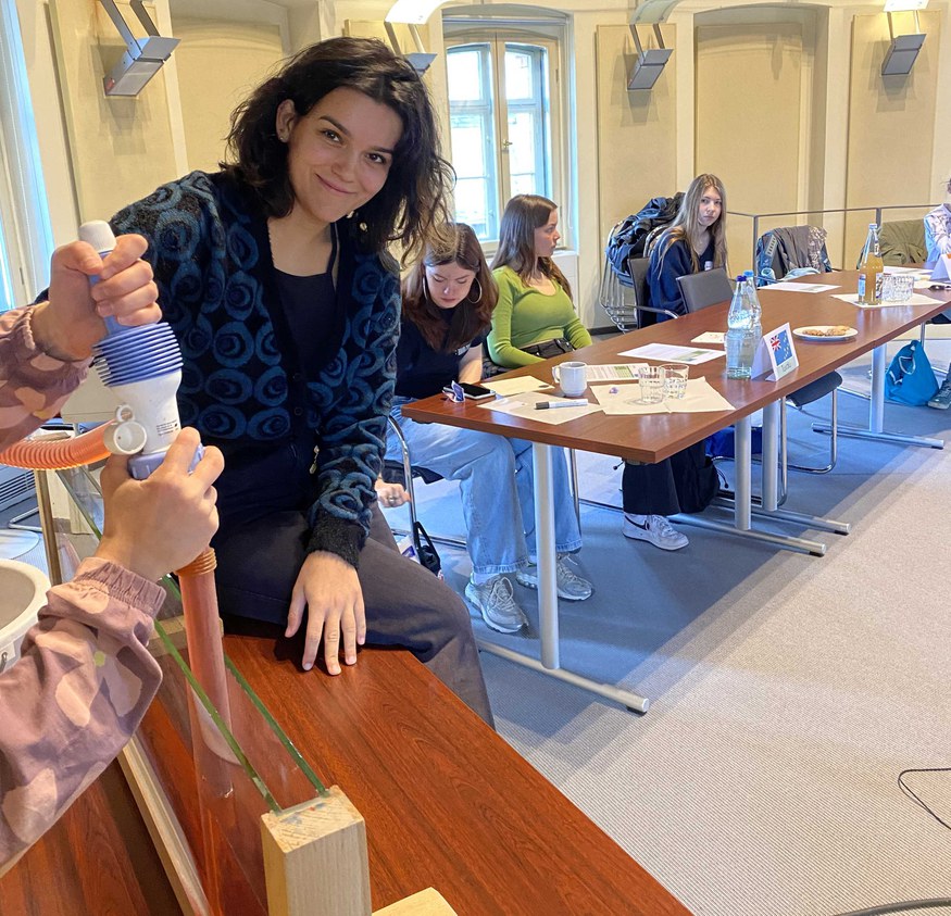 PIK_Klima's tweet image. Spannende Vorträge, interaktive Workshops – das war die 12. Ausgabe des @Der_GirlsDay am PIK. Zwanzig Schülerinnen im Alter von 12 - 16 Jahren  hatten für einen Tag die Möglichkeit hinter die Kulissen des Instituts  zu blicken. #awesomescience
👉pik-potsdam.de/de/aktuelles/n…