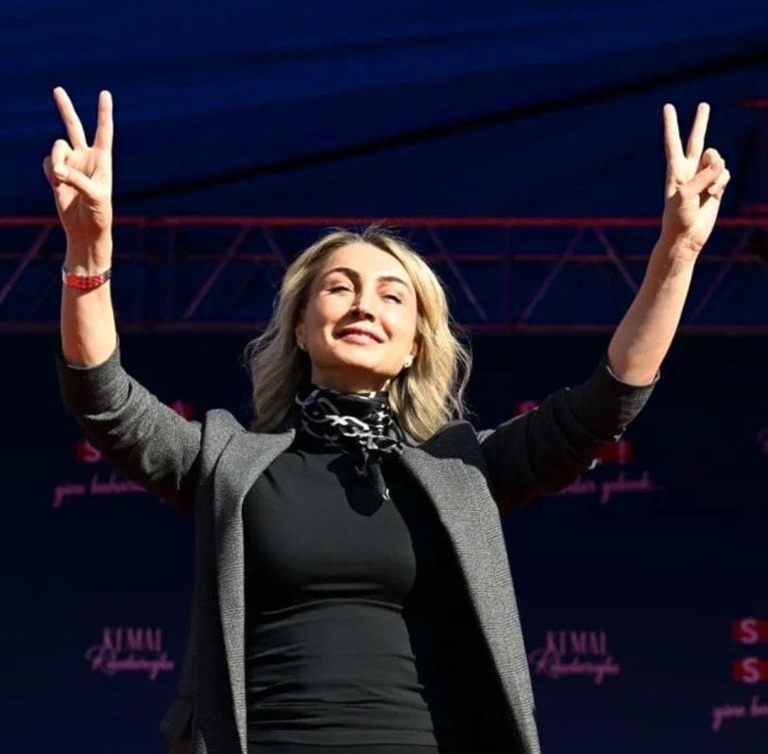 TercanliUzeyir's tweet photo. Sosyete #Hewal 
#PKK'ya şirin görünme derdinde ‼
😂😂 https://t.co/bnproLM8m5
