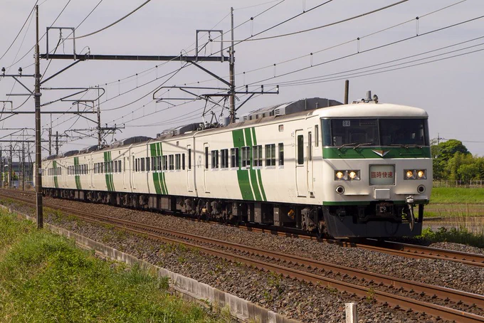 余談ですがOM03が塗り替わったあたりでワタシの185追いかけ熱は冷めたのでストライプ化された後の185実はあんまり撮ってないです。