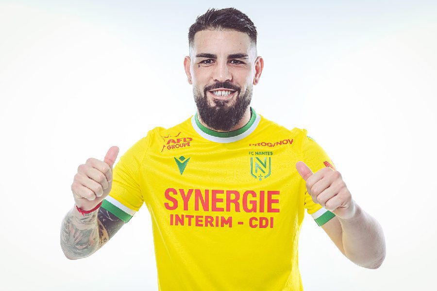 OutContextFCN's tweet photo. Qui est meilleur selon vous :
❤️ Fav pour Delort 
🔄 RT pour Sala https://t.co/Y60EbLmeNN