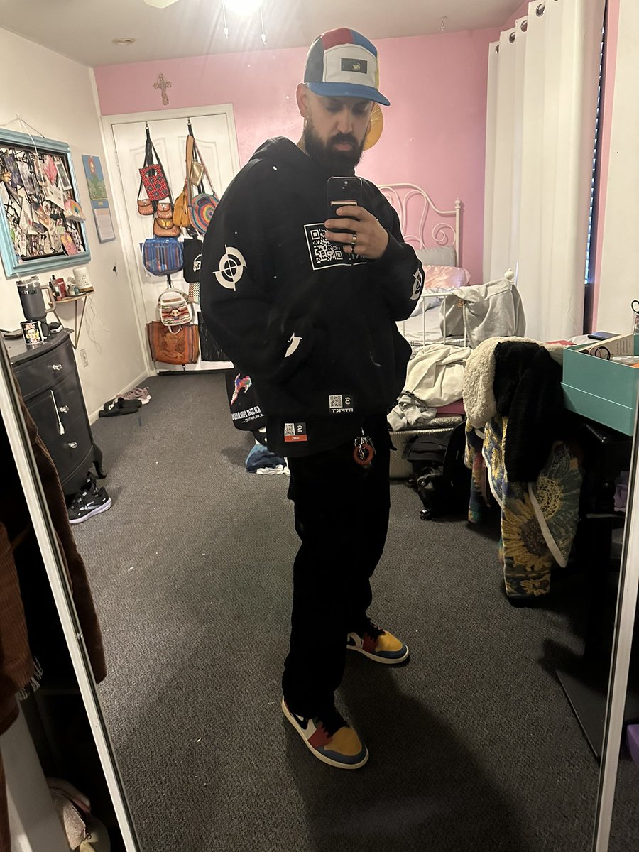 AwestOne_AG's tweet photo. The way the @RTFKT Genesis Tโs layer up with the hoodies is ๐๐ผ๐๐ผ๐๐ผ Canโt fuckin wait to get the pants and Cirls in next. #LayerPlayer https://t.co/EkBCUzqoZX