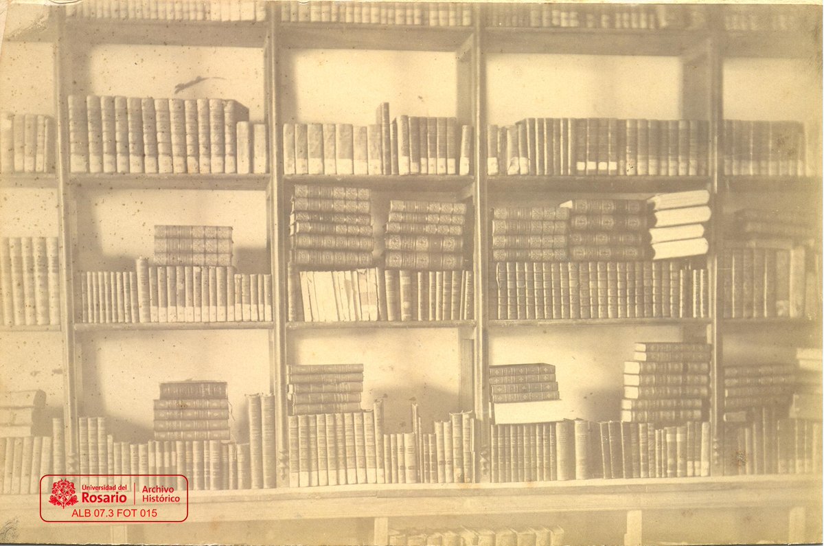 ArchivoHUR's tweet photo. #tbtAHUR La antigua biblioteca de la Universidad del Rosario, antes de tener las estanterías en madera y vidrio que exhibe desde hace un siglo. #URosario370años https://t.co/Nu6Qu2ByWG