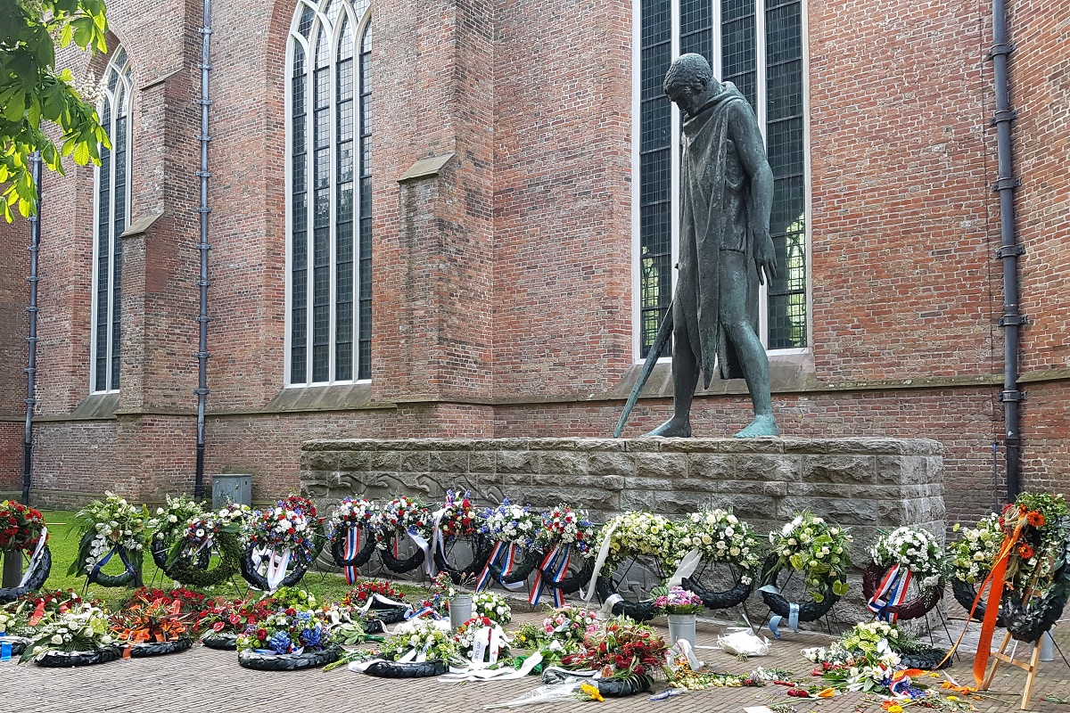 Om 18u begint de #NationaleHerdenking. In Groningen is er een stille tocht v.a. het Joods Monument aan de Hereweg, naar het monument St Joris en de Draak op het Martinikerkhof, met daarna de kranslegging door <a href="/renepaas/">René Paas</a> en burgemeester Koen Schuiling➡️4meigroningen.nl/nieuws/program… #4mei