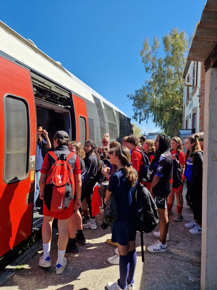 Aujourd’hui, plus de 90 collégiens ont été transportés par les Chemins de Fer de la Corse 🚆 afin de participer aux commémorations de la tragédie de Furiani. Objectif : faire vivre le devoir de mémoire. @Collectif5mai92