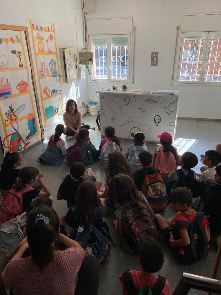 BiblioCosesTGN's tweet photo. LES ESCOLES ENS VISITEN! 🎒
Avui les alumnes de 2n de primària de l'escola El Miracle @escolaelmiracle han visitat la @biblocosestgn. A l'escola estan treballant la sostenibilitat i fent un mapa de projectes sostenibles de la ciutat.
Gràcies per la visita! https://t.co/ERlcVYNglk