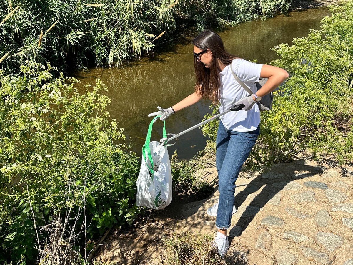 CCIB_Forum's tweet photo. 🌱 Un any més hem ajudat a netejar el riu Besòs amb un grup fantàstic de voluntaris del @bforumdistrict en el marc del #LetsCleanUpCat. Des del #CCIB continuem posant el nostre gra de sorra per conscienciar i cuidar el nostre entorn més immediat. #cleanupeurope @Fira_Barcelona https://t.co/McBVwINj0C