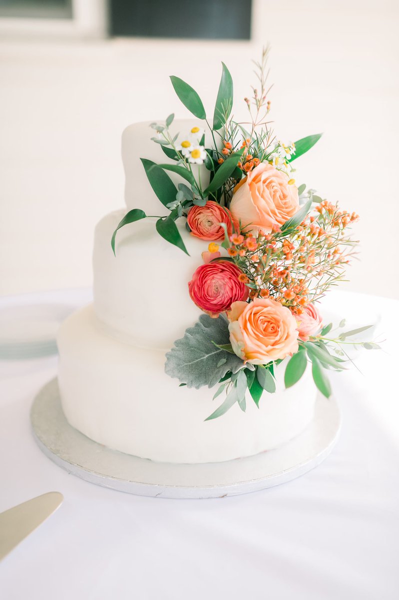 How stunning is this sweet little cake?!😍

Photographer: @mandychadwickphotography
Venue: @theadaleacc
Cake: @publix 
Florals: @sangovillageflorist

#weddingflorals #weddingcake #brideandgroom #TNweddings