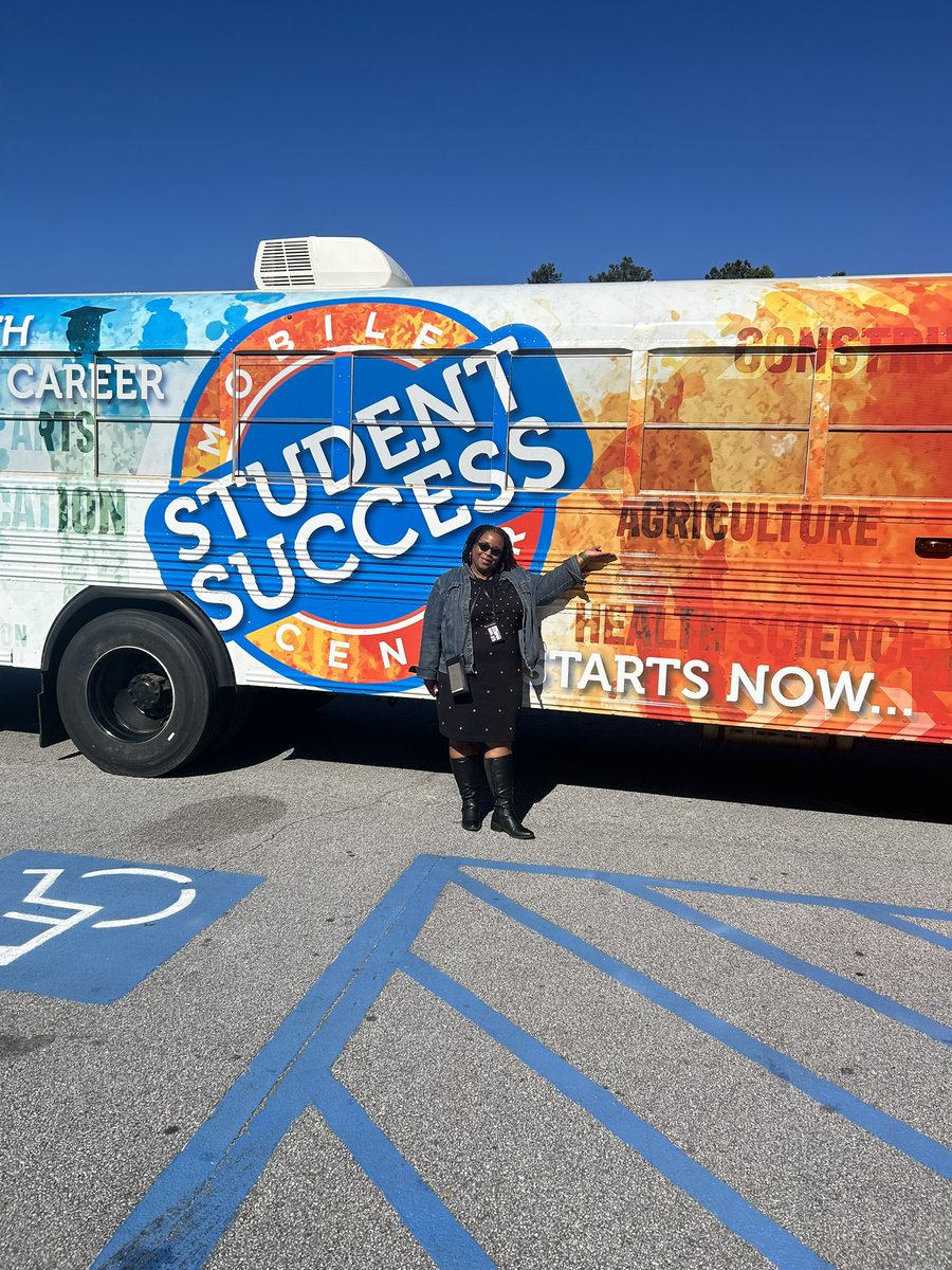 wrightway99's tweet image. Popped in to #MLKHS @DeKalbSchools to ✅out the newest #mobilelearning space. Scholars are being introduced to options beyond graduation. @dcsdstudentadvancement @dcsdctae @DCSDSTEM @ManomayDCSD