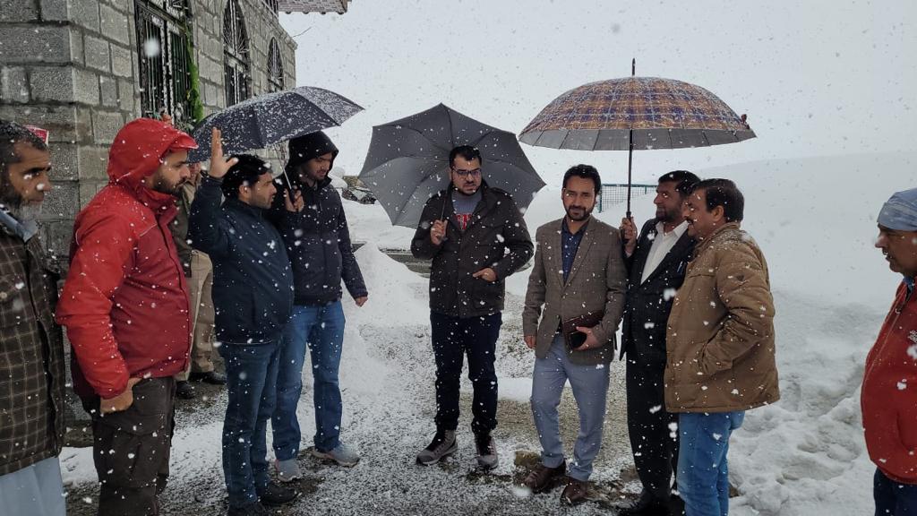 PoonchDm's tweet photo. Today inspected Mughal Road stretch and preparedness for its opening.
- Directed  engineering wing to expedite the process of restoration of traffic on Mughal road.
@diprjk https://t.co/ZHkcvxfWCT