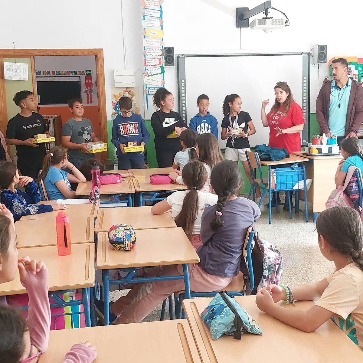 AFIM21_alm's tweet photo. Hoy en el #ceipfranciscodevelasco el  alumnado del 5° y 6° han sido máster  de juegos explicando y jugando con sus compañeros/as más peques. Gran experiencia para los chicos/as con quienes el equipo de @afim21 hemos quedado encantadas.
#conectarjugando
#ProgramaPROA+Transfórmate https://t.co/ND7wZrtkLV